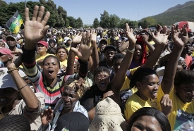 Mandelovo propuštění oslavily tisíce převážně černých Jihoafričanů.